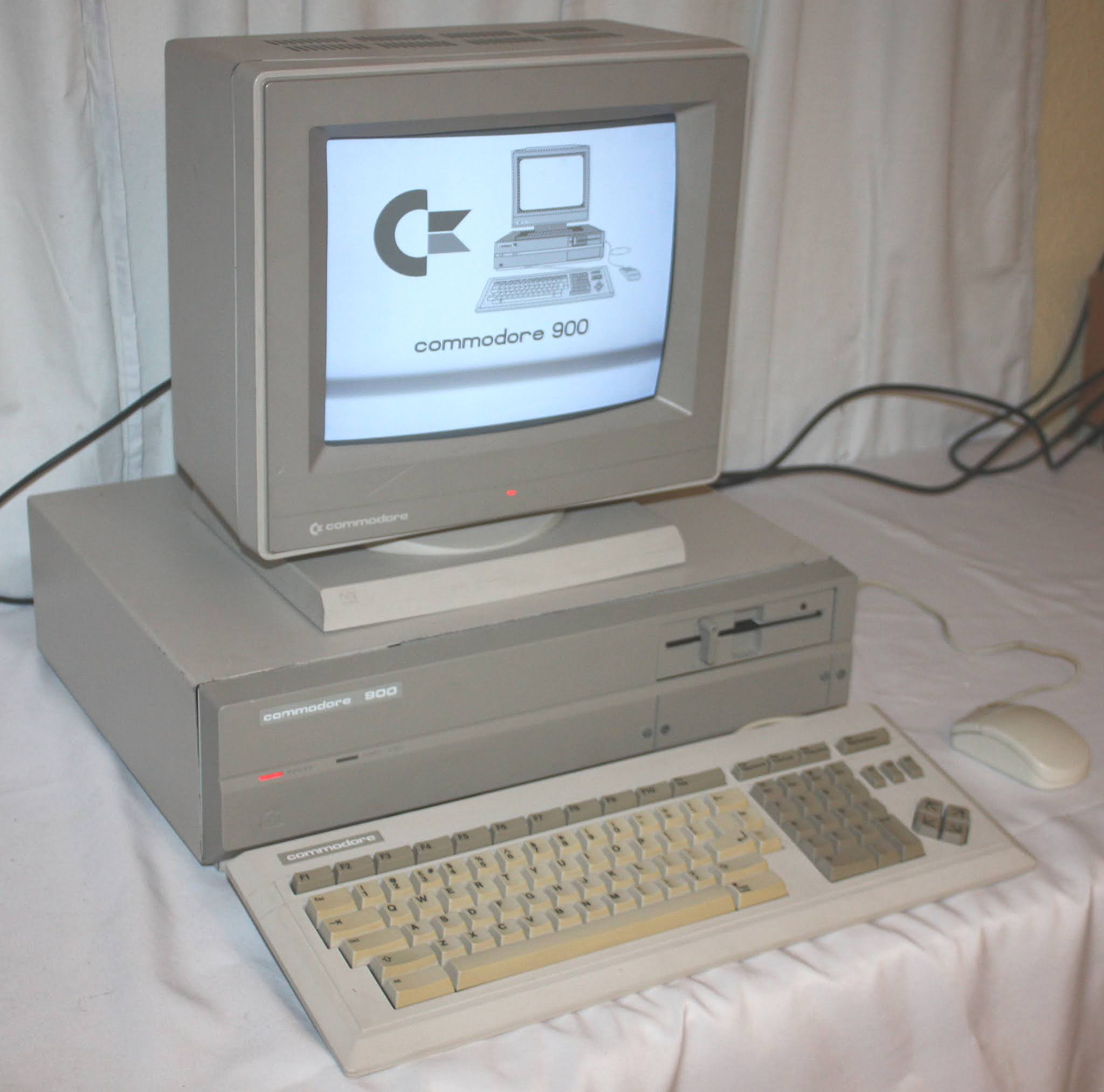 Commodore 900 front view workstation